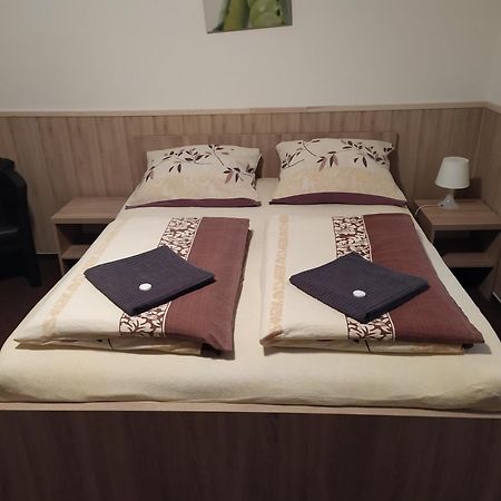 Penzion Zatisi Komorní Lhotka Exterior foto